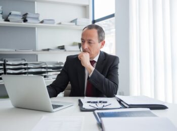 Advogado fazendo a gestão do seu escritório utilizando um software jurídico