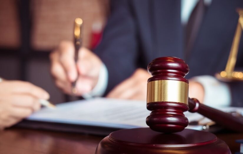 Cessão de honorários advocatícios sendo formalizada, com martelo de juiz em destaque simbolizando justiça e contratos jurídicos.